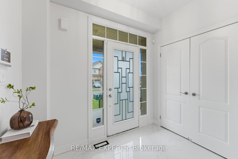 87 Robb Thompson Rd, East Gwillimbury, L0G 1M0 | Image 2