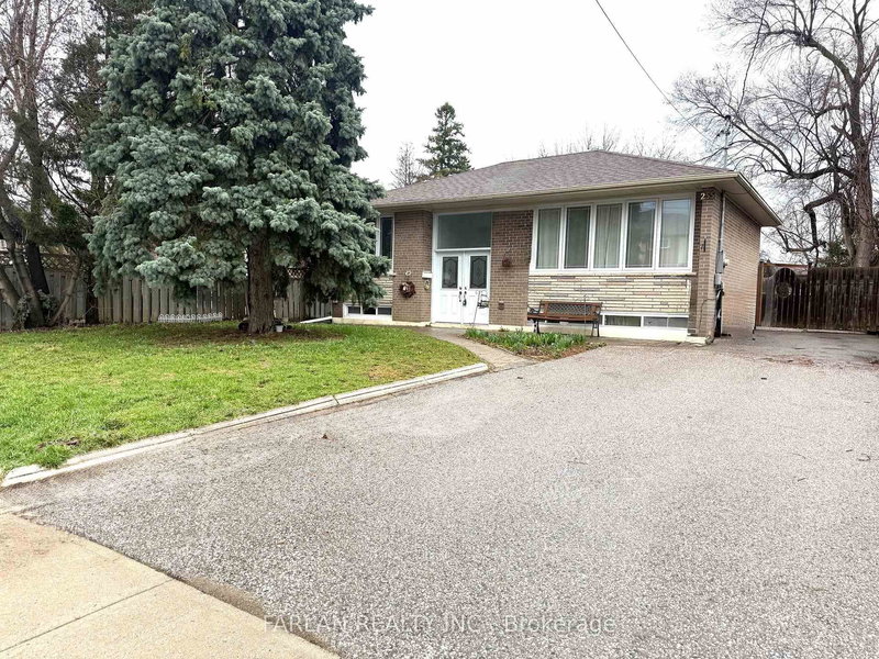 255 Sussex Ave, Richmond Hill, L4C 4G6 | Image 2