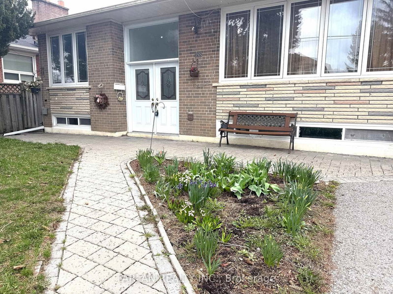255 Sussex Ave, Richmond Hill, L4C 4G6 | Image 3