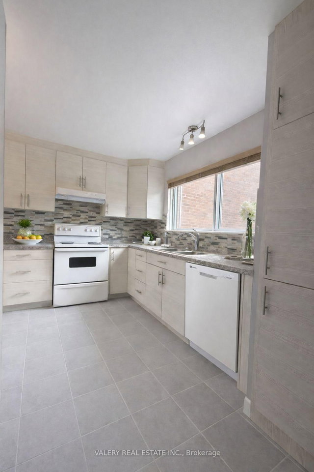 4 - 25 Romfield Circuit