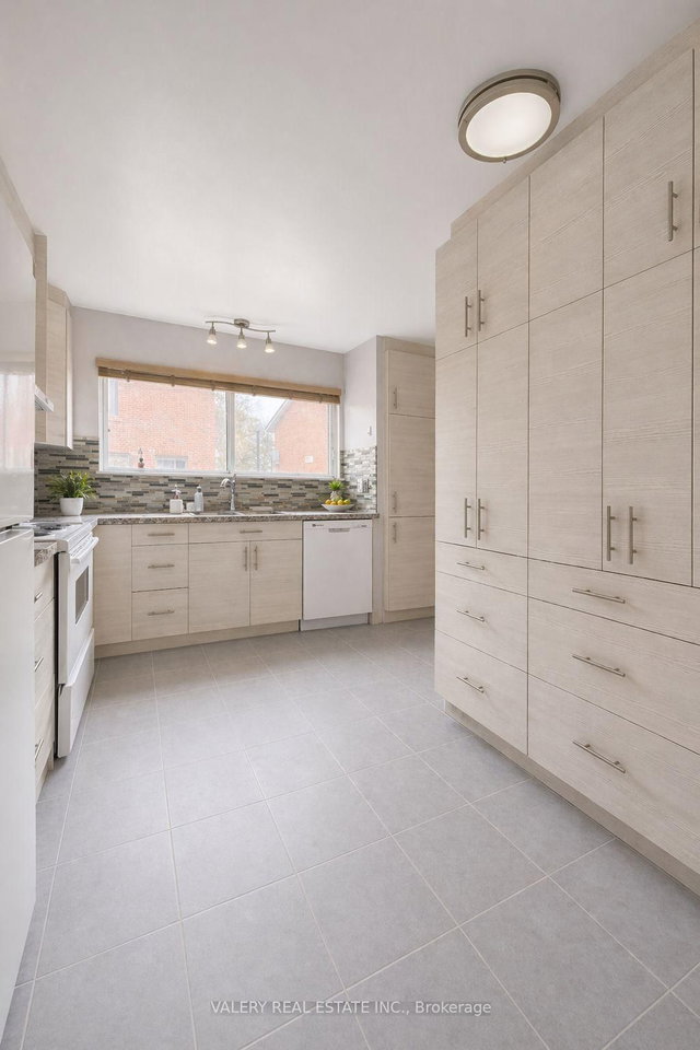 4 - 25 Romfield Circuit