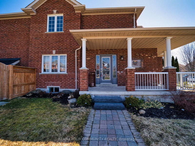 2 Laurelbank Cres, Georgina, L4P 4H6 | Image 3
