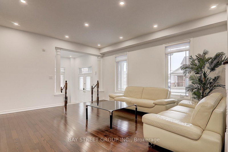 201 Bilbrough St, Aurora, L4G 7X1 | Image 3