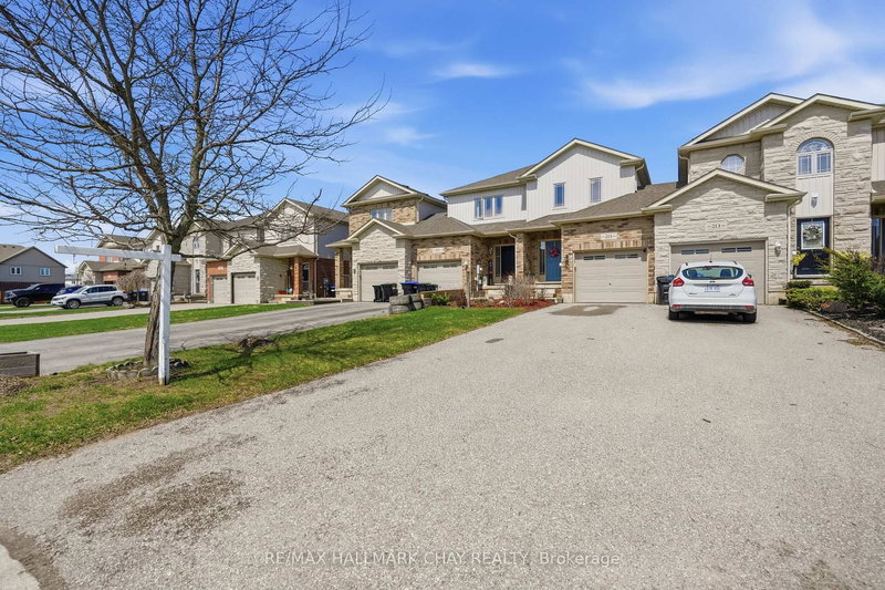 215 Banting Cres, Essa, L3W 0P8 | Image 2