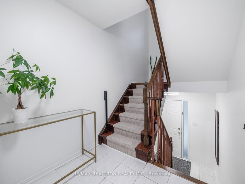 39 - 114 Leah Cres, Vaughan, L4J 8C3 | Image 2