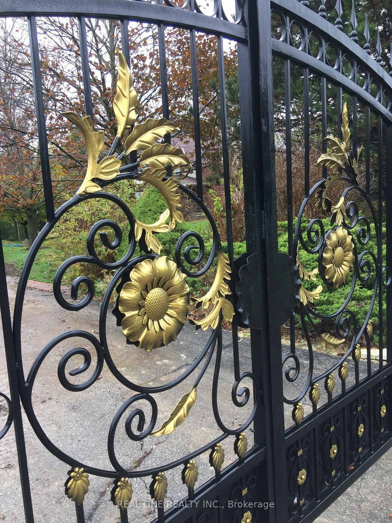 12 Jarvis Ave, Aurora, L4G 6W8 | Image 3