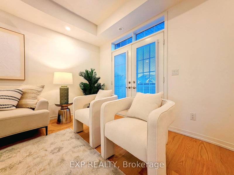 340 Clay Stones St, Newmarket, L3X 0M1 | Image 2