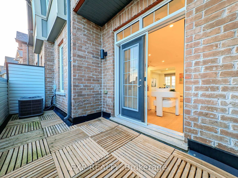 340 Clay Stones St, Newmarket, L3X 0M1 | Image 3