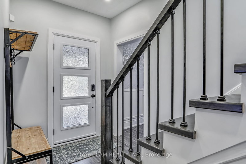 97 Centre St E photo 5