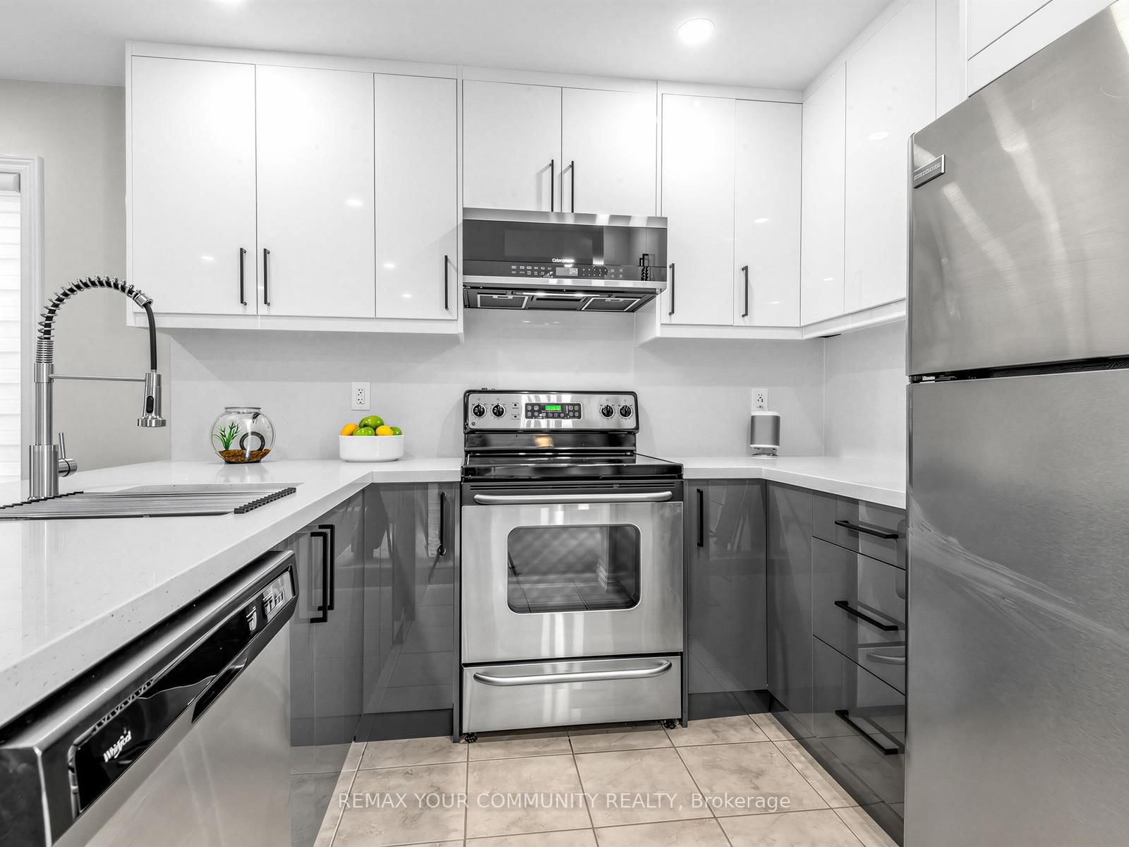 Townhouse for sale at 18 Admiral Crescent, Essa, Ontario, L0M 1B4 - Angus - MLS: N13023858