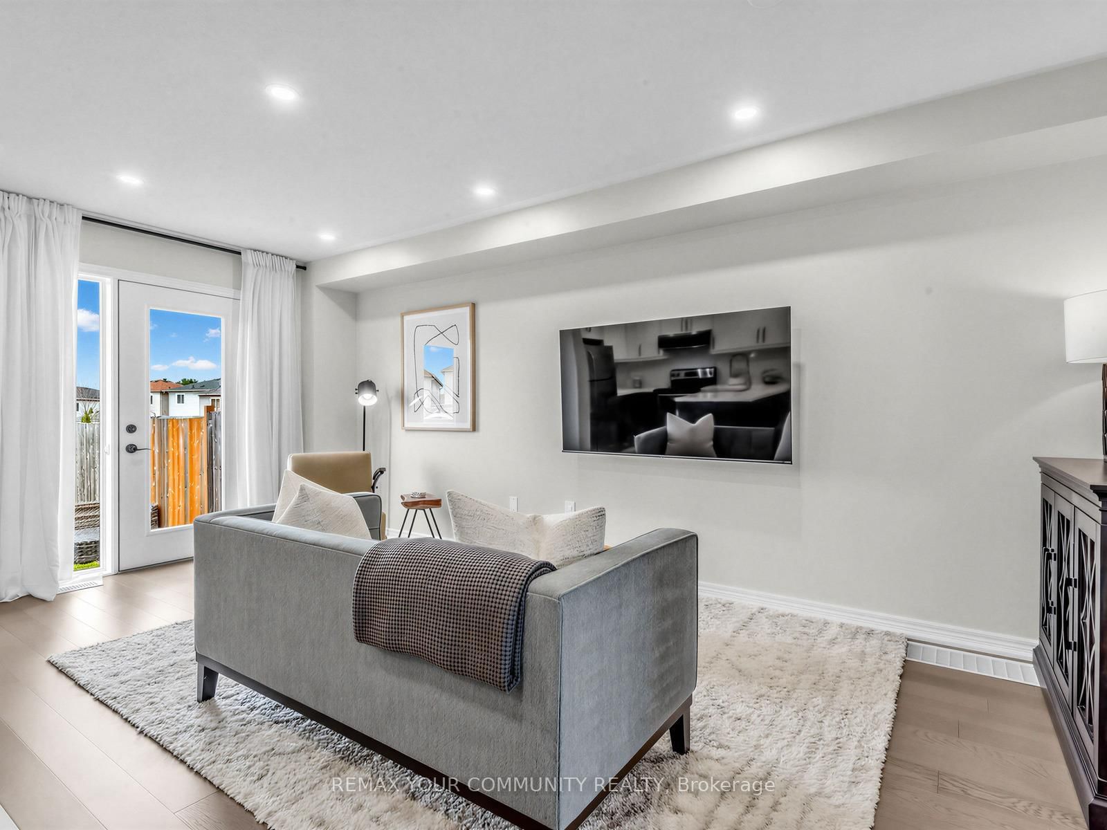 Townhouse for sale at 18 Admiral Crescent, Essa, Ontario, L0M 1B4 - Angus - MLS: N13023858