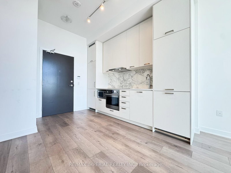 1805 - 10 Honeycrisp Cres, Vaughan, L4K 0M7 | Image 2