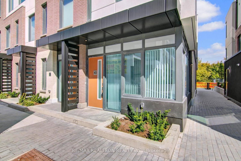 TH40 - 1050 Portage Pkwy, Vaughan, L4K 0K3 | Image 2