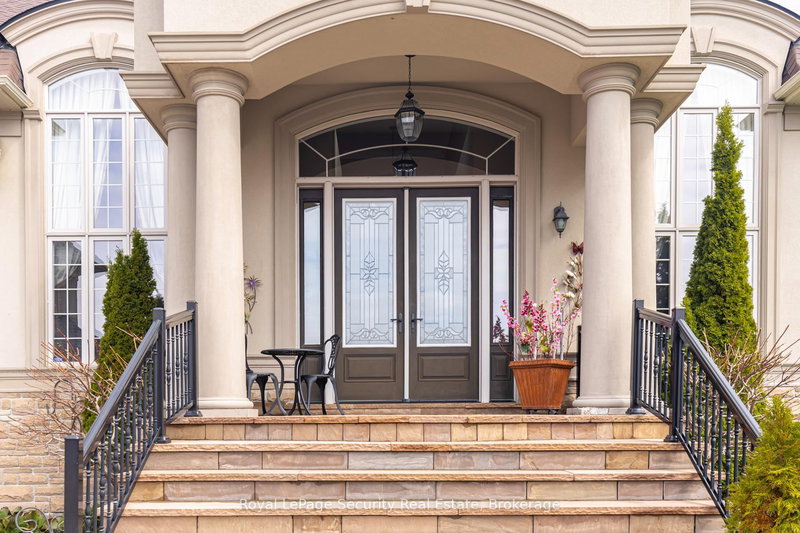 20 Aubrietia Crt, Richmond Hill, L4E 2R3 | Image 2