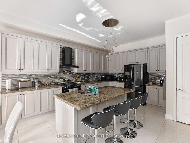 853 Harry Douglas St, Newmarket, L3X 0K3 | Image 2