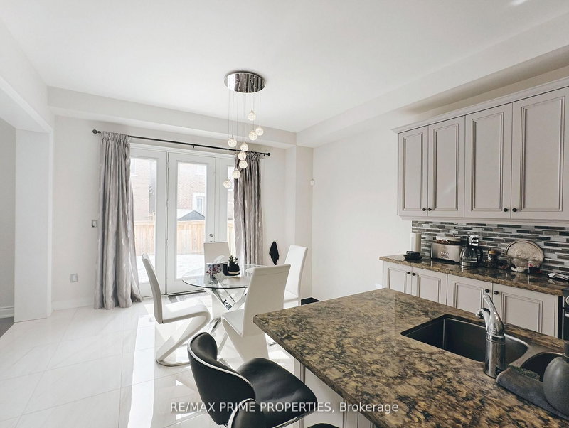 853 Harry Douglas St, Newmarket, L3X 0K3 | Image 3