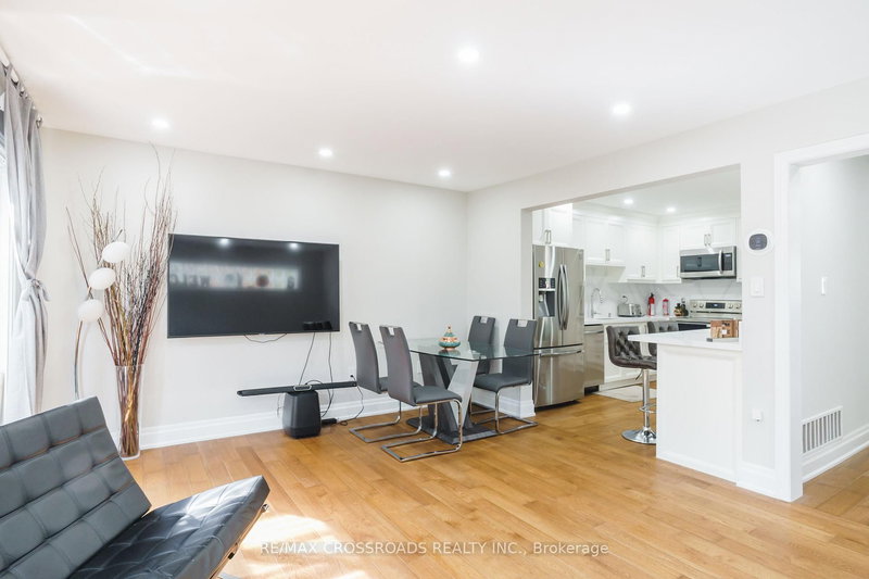 50 Widdifield Ave, Newmarket, L3X 1Z4 | Image 2