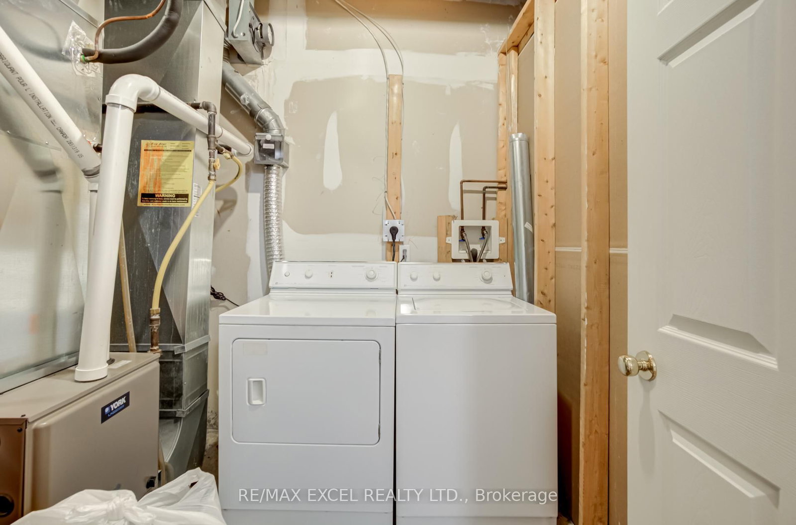 18 Clark Avenue W, Unit 37 - Photo 44