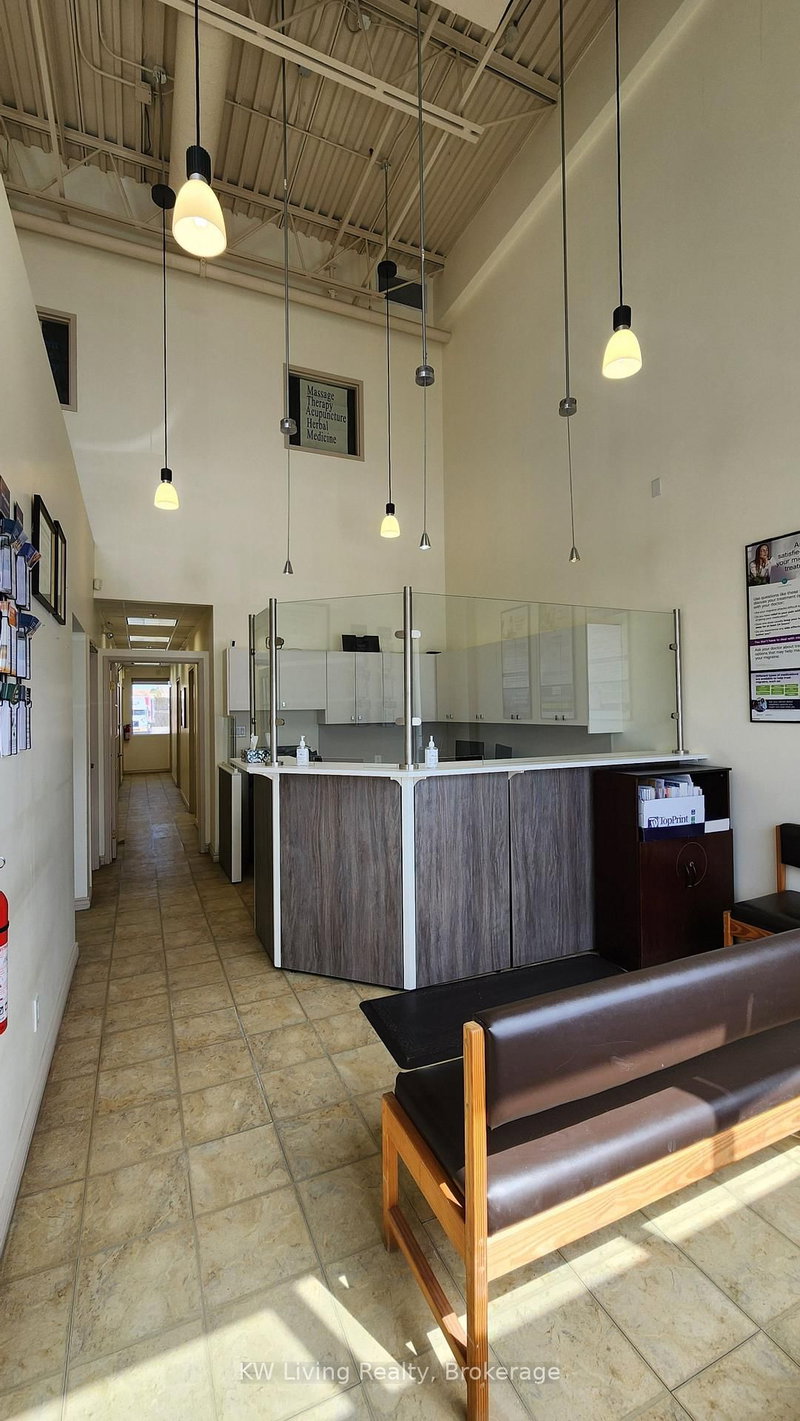 18 - 16945 Leslie St, Newmarket, L3Y 9A2 | Image 3