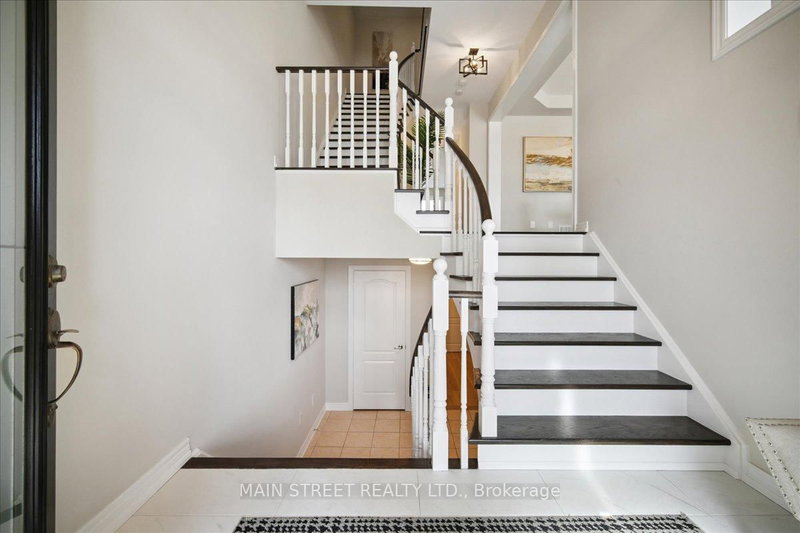 38 Carriage House Crt, Richmond Hill, L4E 4V3 | Image 3