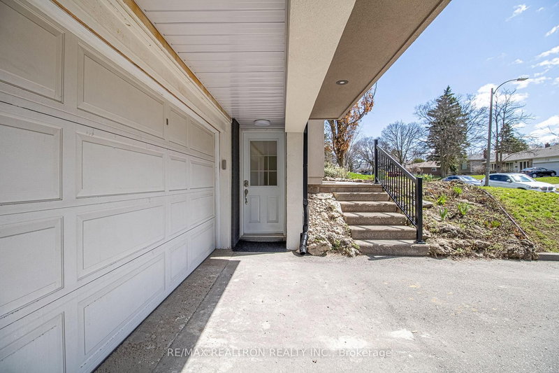 Lower - 96 Southdale Dr, Markham, L3P 1K2 | Image 2