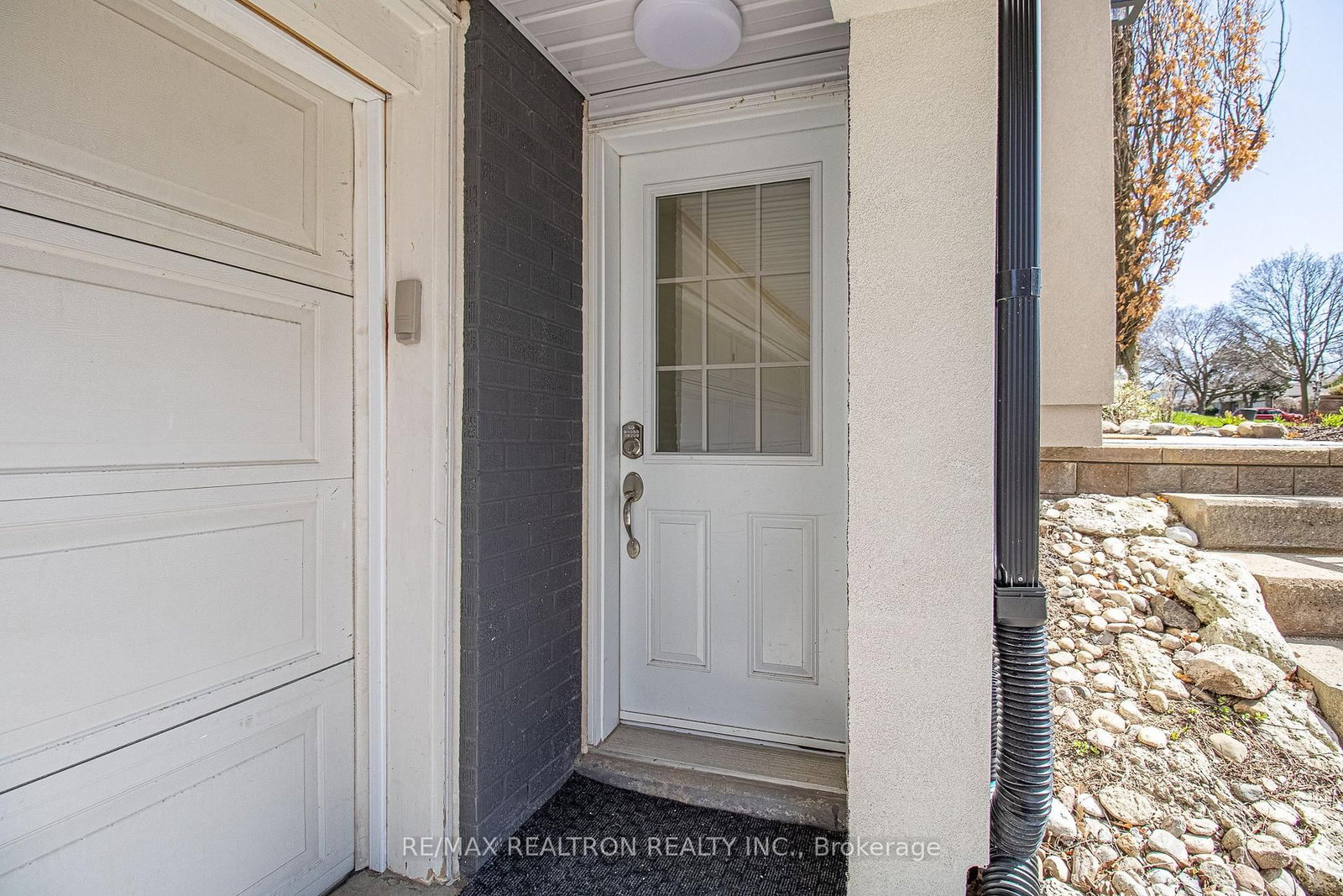 96 Southdale Drive, Unit Lower - Photo 3