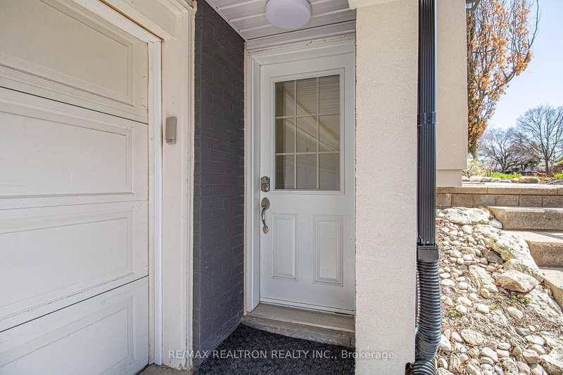 Lower - 96 Southdale Dr, Markham, L3P 1K2 | Image 3