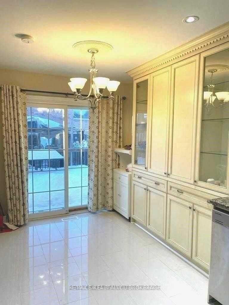 102 Galbraith Crescent, Unit Upper - Photo 4