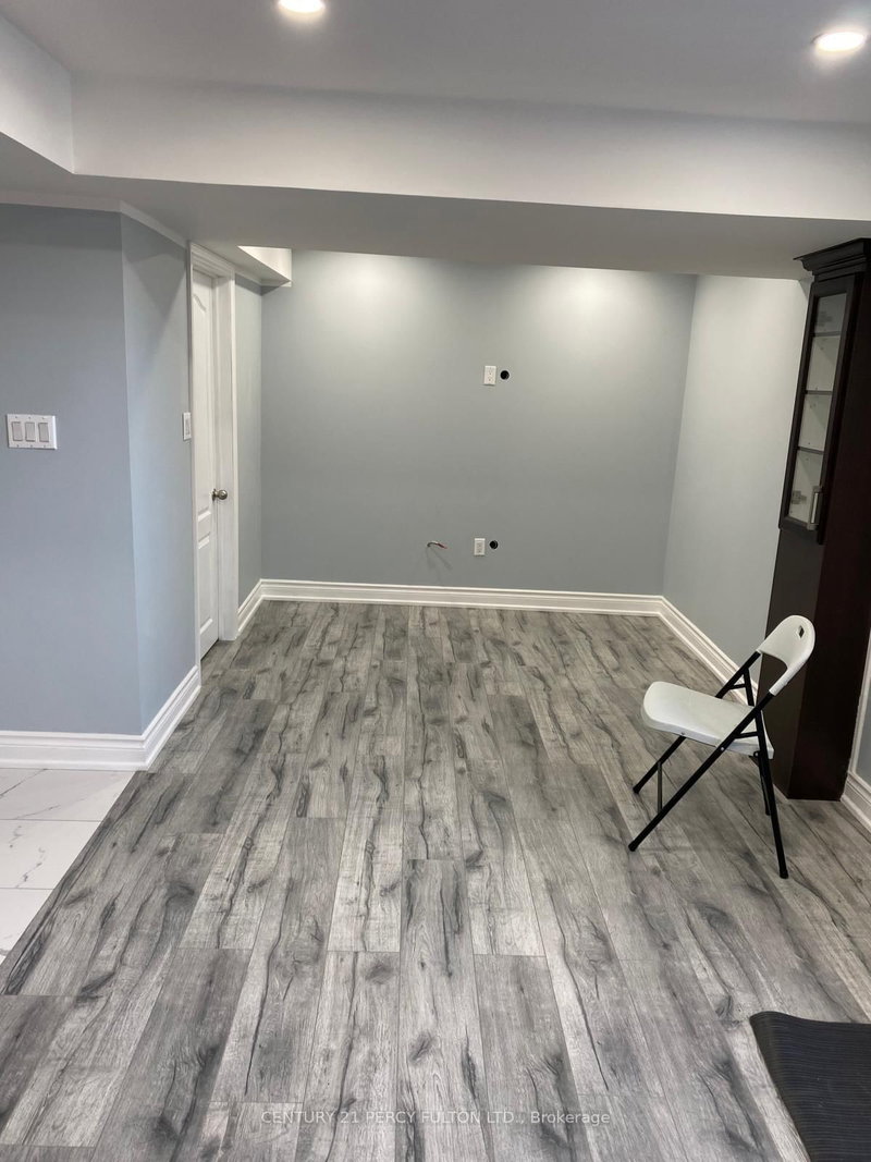 300 Miller Park Ave, Bradford West Gwillimbury, L3Z 0A7 | Image 2