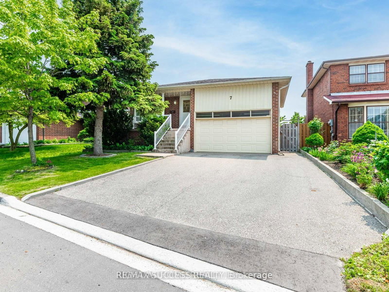 Upper - 7 Point O'Woods Dr, Vaughan, L4K 2E1 | Image 2