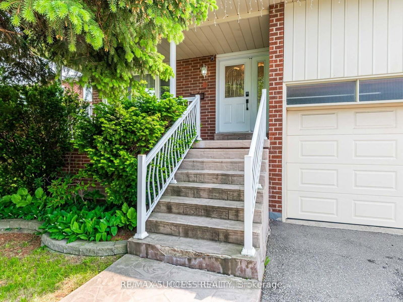 Upper - 7 Point O'Woods Dr, Vaughan, L4K 2E1 | Image 3