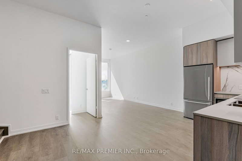 TH17 - 7 Buttermill Ave, Vaughan, L4K 0M5 | Image 3