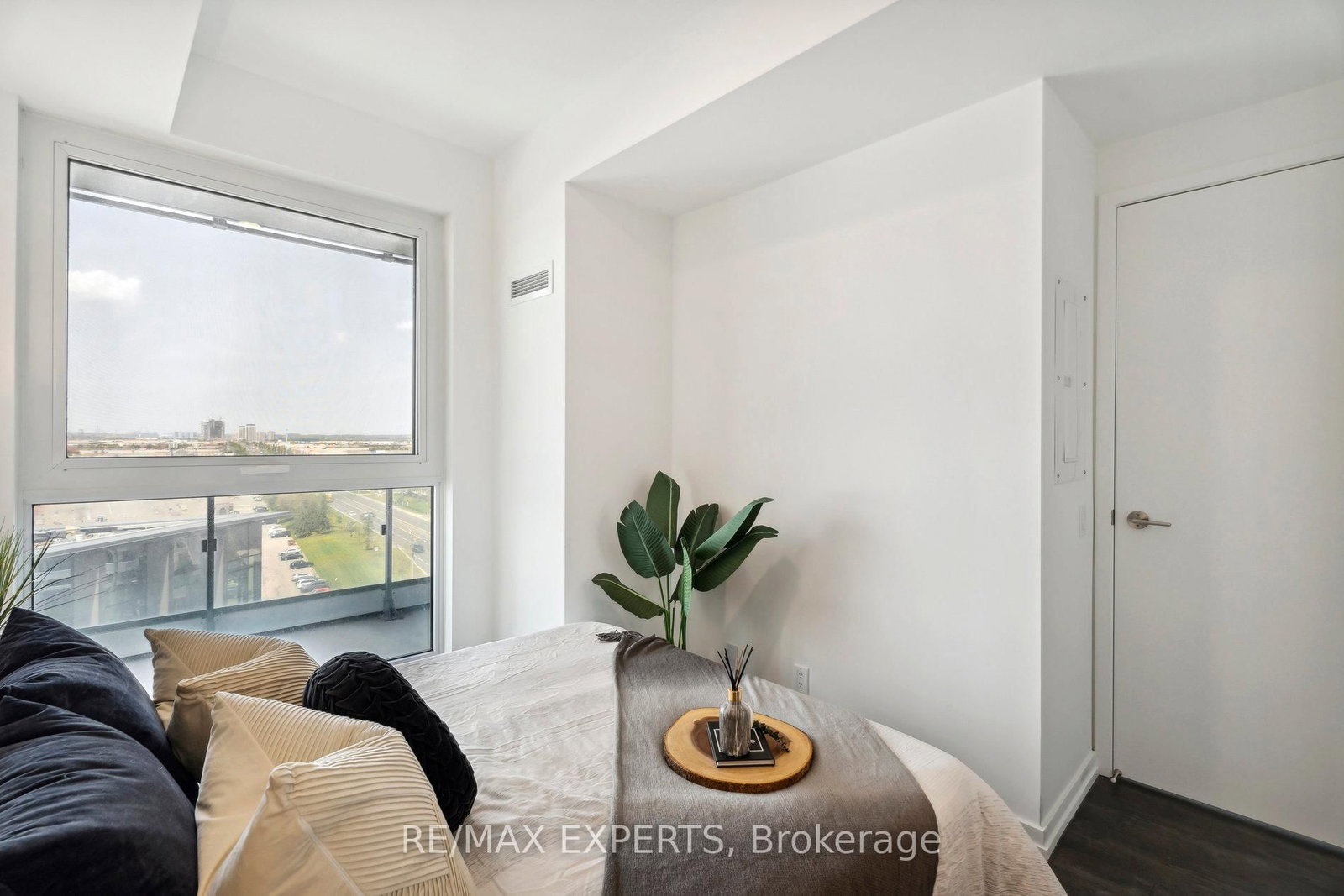 7890 Jane Street, Unit 907 - Photo 24