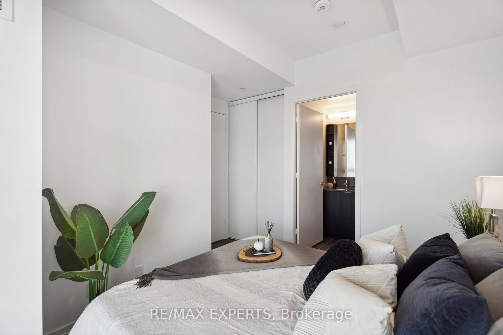 7890 Jane Street, Unit 907 - Photo 25