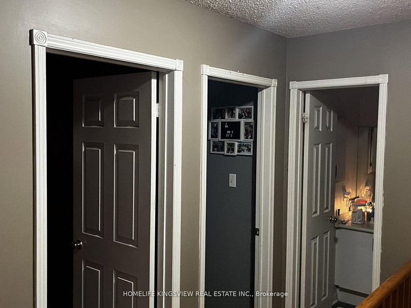 79 Cashel Crt, Aurora, L4G 6R8 | Image 2