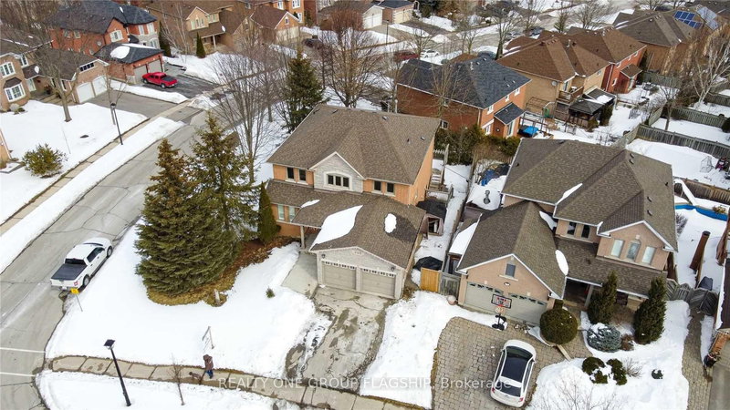 355 Carruthers Ave, Newmarket, L3X 2B7 | Image 2