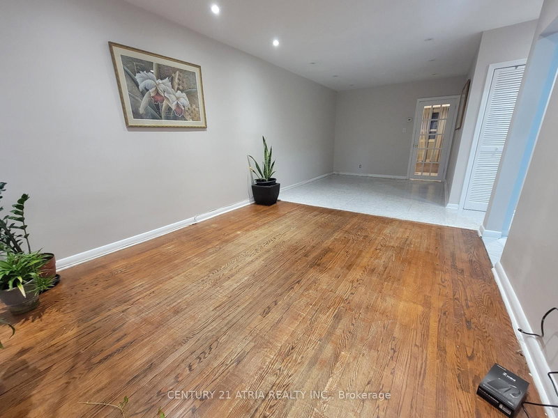 339 Taylor Mills Dr N, Richmond Hill, L4C 2T8 | Image 2