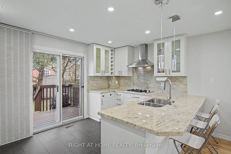 71 Avenue Rd, Richmond Hill, L4C 9N6 | Image 3