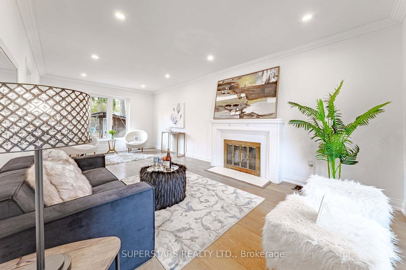 84 Lawrence Ave, Richmond Hill, L4C 1Z3 | Image 2