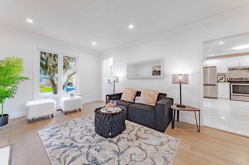 84 Lawrence Ave, Richmond Hill, L4C 1Z3 | Image 3