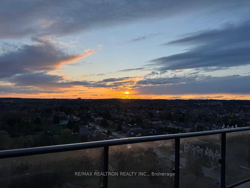 Lph8 - 9618 Yonge St, Richmond Hill, L4C 0X5 | Image 2