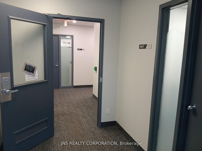 1 - 25 Millard Ave W, Newmarket, L3Y 7R6 | Image 2