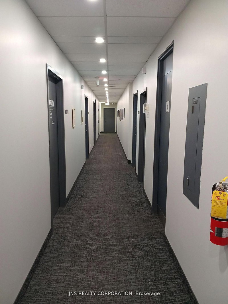 1 - 25 Millard Ave W, Newmarket, L3Y 7R6 | Image 3