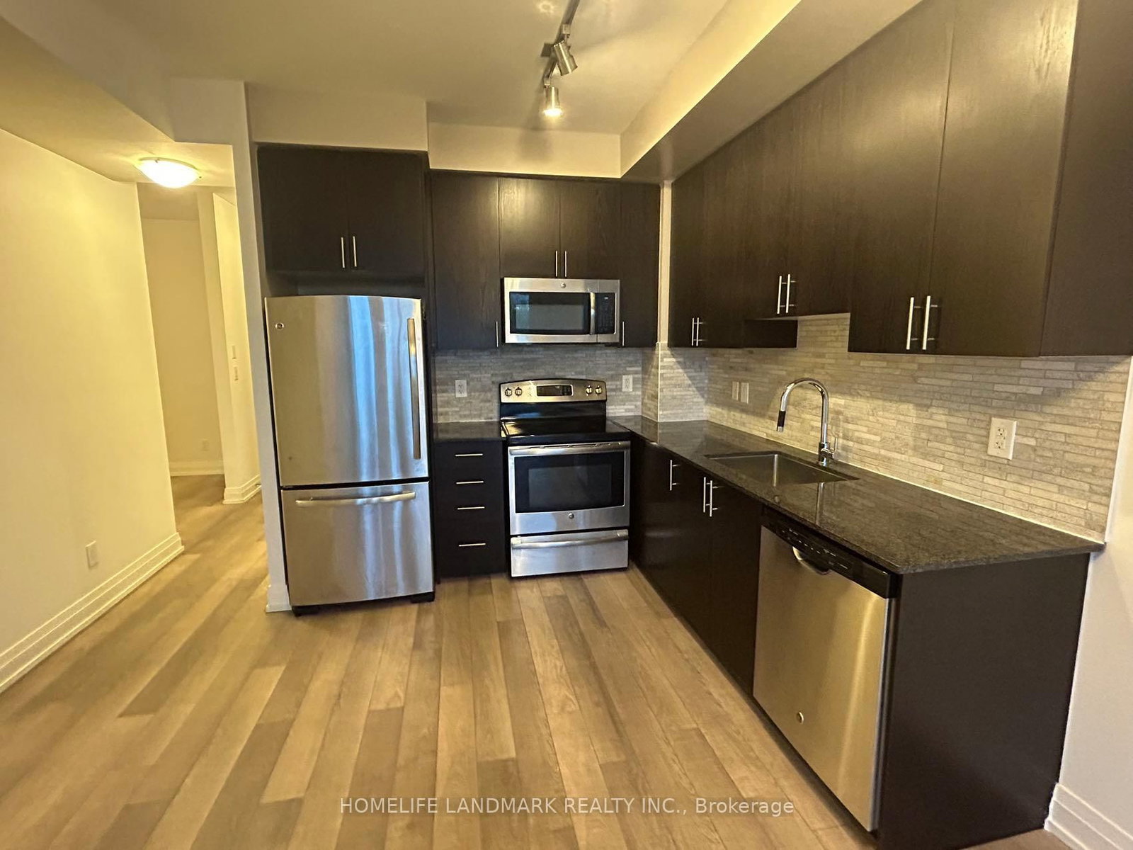 7165 Yonge Street, Unit 525 - Photo 7