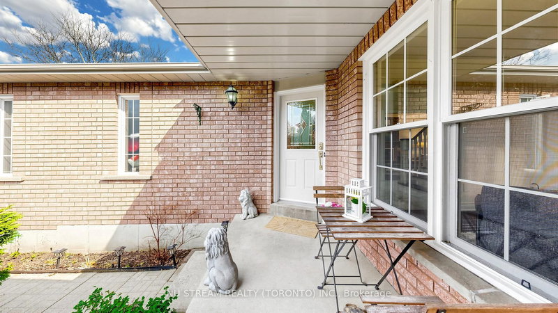 528 Veale Pl, Newmarket, L3Y 8H9 | Image 2