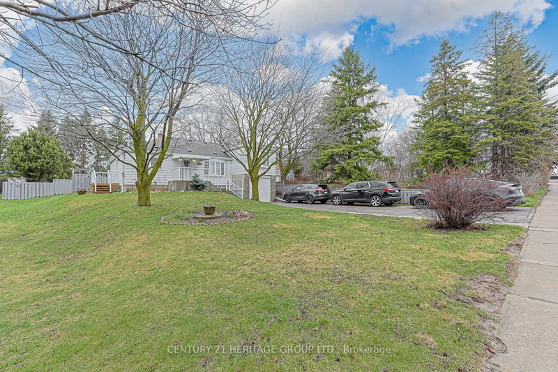 1059 Gorham St, Newmarket, L3Y 5G9 | Image 2