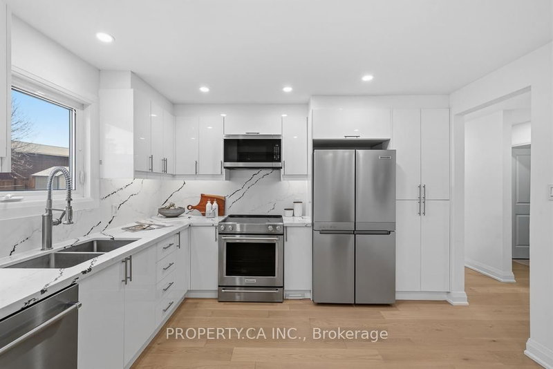 217 Hampton Crt, Newmarket, L3Y 6J5 | Image 2