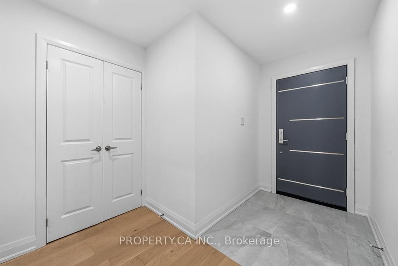 217 Hampton Crt, Newmarket, L3Y 6J5 | Image 3