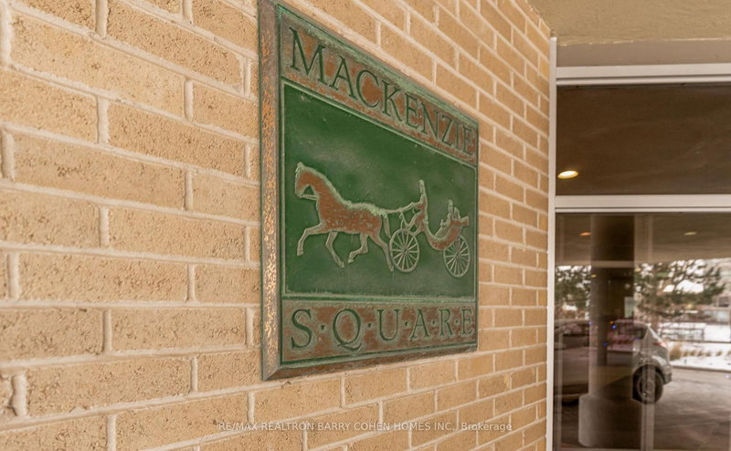 404 - 326 Major Mackenzie Dr E, Richmond Hill, L4C 8T4 | Image 3