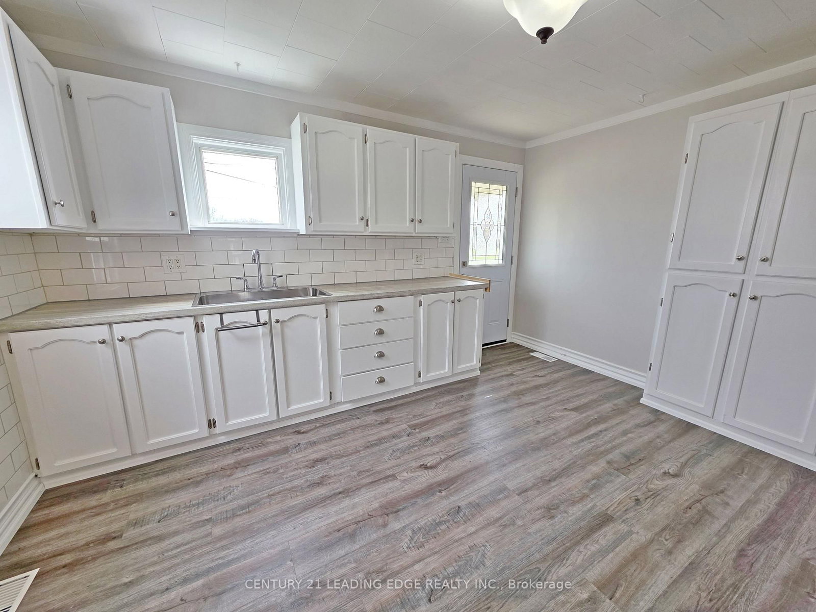 500 The Queensway South - Photo 18